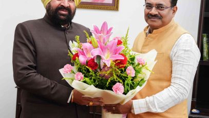 Chief Secretary Shri Anand Bardhan paying a courtesy call on the Governor.