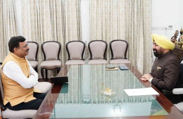 Chief Secretary Shri Anand Bardhan paid a courtesy call on Governor Lieutenant General Gurmit Singh (Retd.) at Lok Bhavan