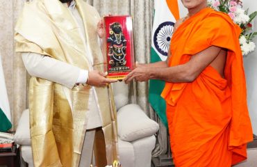 राज्यपाल से शिष्टाचार भेंट करते हुए पेजावर मठ, उडुपी के पीठाधीश्वर श्री श्री विश्वप्रसन्न तीर्थ स्वामीजी।