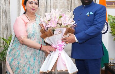 राज्यपाल से शिष्टाचार भेंट करती हुईं श्रीमती आभा चौधरी।