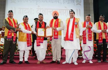 उत्तराखण्ड संस्कृत विश्वविद्यालय के बारहवें दीक्षांत समारोह के अवसर पर छात्र-छात्राओं को उपाधियां एवं मेडल प्रदान करते हुए राज्यपाल।