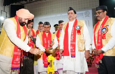 हरिद्वार स्थित उत्तराखण्ड संस्कृत विश्वविद्यालय के बारहवें दीक्षांत समारोह का शुभारंभ करते हुए राज्यपाल।