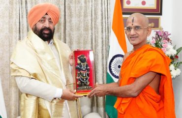 Pejawar Math Seer Sri Sri Vishwaprasanna Teertha Swamiji Pays Courtesy Visit to Governor