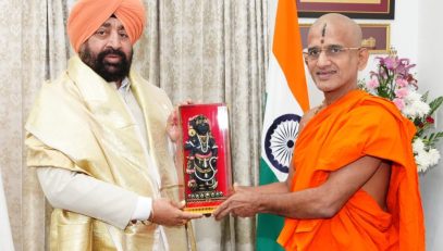 Pejawar Math Seer Sri Sri Vishwaprasanna Teertha Swamiji Pays Courtesy Visit to Governor