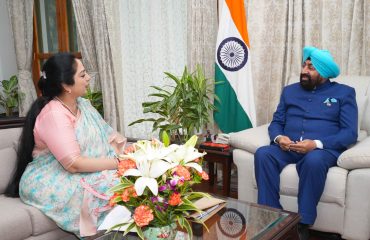 Smt. Abha Chaudhary, paying a courtesy call on the Governor.
