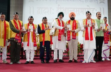 उत्तराखण्ड संस्कृत विश्वविद्यालय के बारहवें दीक्षांत समारोह के अवसर पर विश्वविद्यालय के विभिन्न प्रकाशनों का विमोचन करते हुए राज्यपाल।