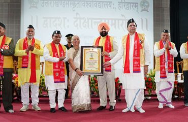 उत्तराखण्ड संस्कृत विश्वविद्यालय के बारहवें दीक्षांत समारोह के अवसर पर लोक गायिका पद्मश्री माधुरी बड़थ्वाल को मानद उपाधि से सम्मानित करते हुए राज्यपाल।