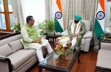 राज्यपाल से शिष्टाचार भेंट करते हुए कैबिनेट मंत्री श्री गणेश जोशी।