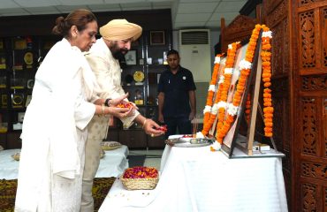 Governor and First Lady Smt. Gurmeet Kaur paying tribute by offering flowers on the portraits of Mahatma Gandhi and former Prime Minister Late Lal Bahadur Shastri on his birth anniversary.