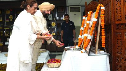 Governor and First Lady Smt. Gurmeet Kaur paying tribute by offering flowers on the portraits of Mahatma Gandhi and former Prime Minister Late Lal Bahadur Shastri on his birth anniversary.