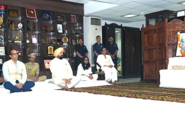 Governor and First Lady Smt. Gurmeet Kaur at the programme organised at Lok Bhavan on the occasion of Mahatma Gandhi Jayanti and former Prime Minister Late Lal Bahadur Shastri's birth anniversary.