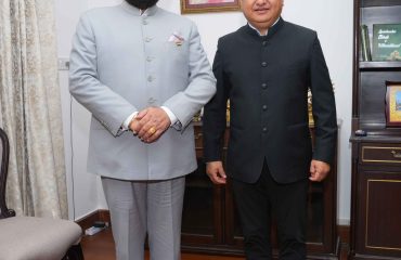 राज्यपाल से शिष्टाचार भेंट करते हुए पर्यटन सचिव श्री धीराज सिंह गर्ब्याल।