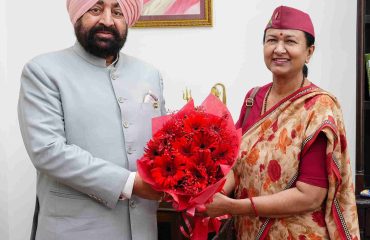 राज्यपाल से शिष्टाचार भेंट करती हुईं मुख्य सूचना आयुक्त, उत्तराखण्ड श्रीमती राधा रतूड़ी।