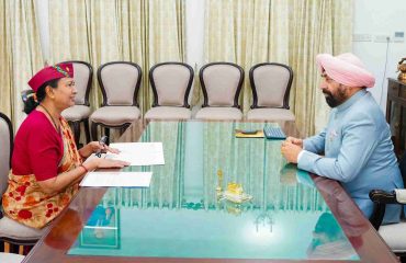 Uttarakhand Chief Information Commissioner, Smt. Radha Raturi, paid a courtesy call on the Hon’ble Governor, Lieutenant General Gurmit Singh (Retd.)
