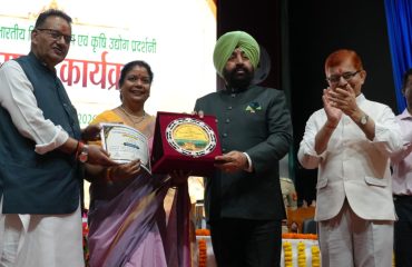The Governor honoring a progressive woman farmer at the 120th All India Farmers' Fair and Agricultural Exhibition at Govind Ballabh Pant University of Agriculture and Technology, Pantnagar.