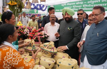 The Governor viewing stalls displaying various products at the 120th All India Farmers' Fair and Agricultural Exhibition.