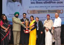 सूचना का अधिकार अधिनियम, 2005 की 21वीं वर्षगांठ के अवसर पर लोक भवन में आयोजित कार्यक्रम में विजेता प्रतिभागियों को सम्मानित करते हुए राज्यपाल।