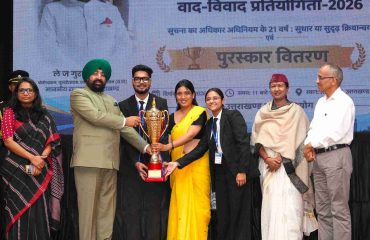 सूचना का अधिकार अधिनियम, 2005 की 21वीं वर्षगांठ के अवसर पर लोक भवन में आयोजित कार्यक्रम में विजेता प्रतिभागियों को सम्मानित करते हुए राज्यपाल।