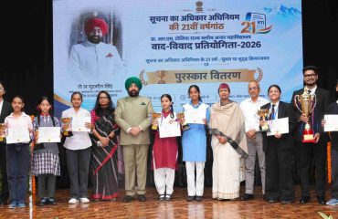 सूचना का अधिकार अधिनियम, 2005 की 21वीं वर्षगांठ के अवसर पर लोक भवन में आयोजित कार्यक्रम में विजेता प्रतिभागियों के साथ राज्यपाल।