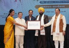 लोक भवन में आयोजित वन्यजीव सप्ताह-2026 के समापन समारोह के अवसर पर बिनसर वन्यजीव अभयारण्य अल्मोड़ा के लोगो (Logo) का विमोचन करते हुए राज्यपाल।