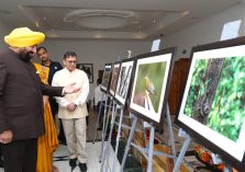 लोक भवन में आयोजित वन्यजीव सप्ताह-2026 के समापन समारोह के अवसर पर वन विभाग द्वारा लगाई गई प्रदर्शनी का अवलोकन करते हुए राज्यपाल।