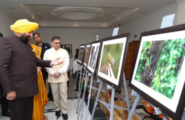 लोक भवन में आयोजित वन्यजीव सप्ताह-2026 के समापन समारोह के अवसर पर वन विभाग द्वारा लगाई गई प्रदर्शनी का अवलोकन करते हुए राज्यपाल।