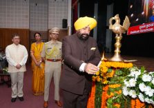 लोक भवन में आयोजित वन्यजीव सप्ताह-2026 के समापन समारोह का शुभारंभ करते हुए राज्यपाल।