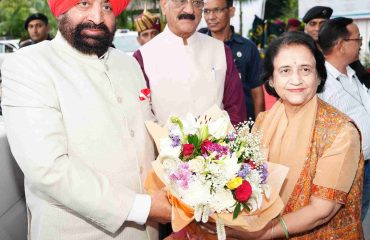 एम्स ऋषिकेश में आयोजित टीबी पर राष्ट्रीय सम्मेलन एवं नीति संवाद कार्यक्रम में राज्यपाल से शिष्टाचार भेंट करती हुईं एम्स ऋषिकेश की कार्यकारी निदेशक प्रो. डॉ. मीनू सिंह।