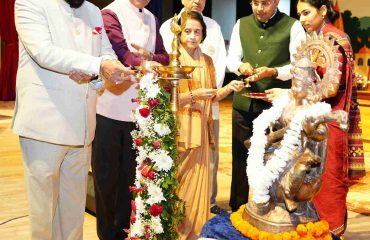एम्स ऋषिकेश में आयोजित टीबी पर राष्ट्रीय सम्मेलन एवं नीति संवाद कार्यक्रम का शुभारंभ करते हुए राज्यपाल।