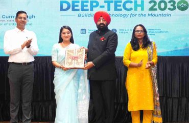 The Governor felicitating experts from various fields at the 'Uttarakhand Deep-Tech 2030: Building Technology for the Mountains' event held at Lok Bhavan.