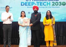 लोक भवन में आयोजित ‘उत्तराखण्ड डीप-टेक 2030: पहाड़ के लिए तकनीक का निर्माण’ कार्यक्रम में विभिन्न क्षेत्रों के विशेषज्ञों को सम्मानित करते हुए राज्यपाल।