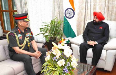 Lieutenant General Pushpendra Singh, General Officer Commanding-in-Chief, Western Command, paid a courtesy call on the Hon’ble Governor of Uttarakhand, Lieutenant General Gurmit Singh (Retd.),