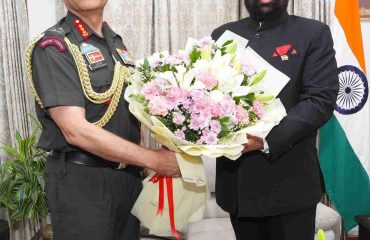 राज्यपाल से लोक भवन में पश्चिमी कमान के जनरल ऑफिसर कमांडिंग-इन-चीफ लेफ्टिनेंट जनरल पुष्पेंद्र सिंह ने शिष्टाचार भेंट की।