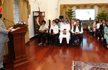 लोक भवन में आयोजित ‘सेवा, समर्पण और नवाचार के पांच वर्ष’ कॉफी टेबल बुक के विमोचन कार्यक्रम को संबोधित करते हुए राज्यपाल।