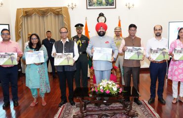 लोक भवन में ‘सेवा, समर्पण और नवाचार के पांच वर्ष’ कॉफी टेबल बुक का विमोचन करते हुए राज्यपाल।