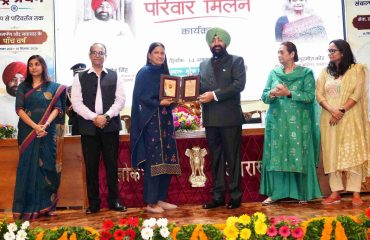 Governor Interacts Warmly with Officials, Employees and Their Families; Honours Personnel for Outstanding Service