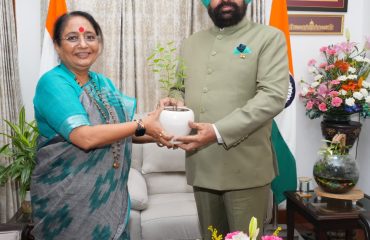 Hon’ble Speaker of the Uttarakhand Legislative Assembly, Smt. Ritu Khanduri Bhushan, paid a courtesy visit to Hon’ble Governor Lt. Gen. Gurmit Singh (Retd.) at Lok Bhavan on Wednesday.