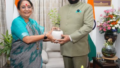 Hon’ble Speaker of the Uttarakhand Legislative Assembly, Smt. Ritu Khanduri Bhushan, paid a courtesy visit to Hon’ble Governor Lt. Gen. Gurmit Singh (Retd.) at Lok Bhavan on Wednesday.