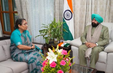 Hon’ble Speaker of the Uttarakhand Legislative Assembly, Smt. Ritu Khanduri Bhushan, paid a courtesy visit to Governor