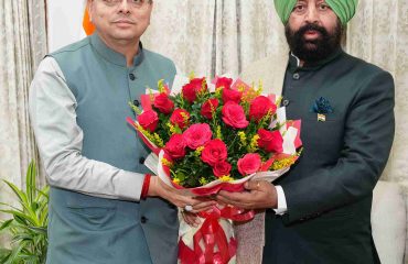 राज्यपाल लेफ्टिनेंट जनरल गुरमीत सिंह (से नि) से लोक भवन में मुख्यमंत्री श्री पुष्कर सिंह धामी ने शिष्टाचार भेंट की।