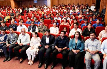 लोक भवन में आयोजित परिवार मिलन कार्यक्रम में उपस्थित अधिकारी, कर्मचारी एवं उनके परिजन।