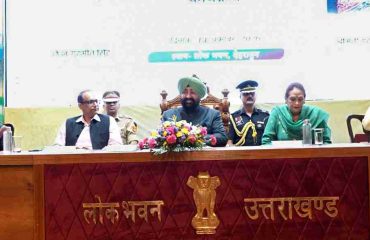 लोक भवन में आयोजित परिवार मिलन कार्यक्रम में प्रतिभाग करते हुए राज्यपाल।
