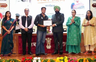 लोक भवन में आयोजित परिवार मिलन कार्यक्रम के अवसर पर उत्कृष्ट कार्य करने वाले कार्मिकों को सम्मानित करते हुए राज्यपाल।