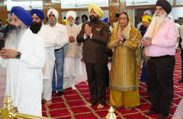 Governor Lieutenant General Gurmit Singh (Retd.) today offered prayers at the Panchmukhi Hanuman Temple in Araghar, Dehradun
