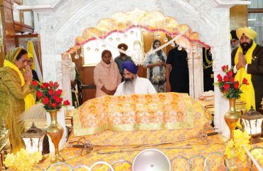 The Governor bowing his head and offering prayers at Gurudwara Shri Gobind Nagar, Race Course.