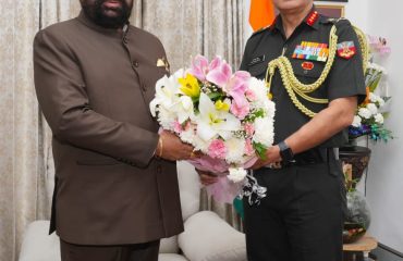 राज्यपाल से शिष्टाचार भेंट करते हुए आईएमए कमांडेंट लेफ्टिनेंट जनरल नागेंद्र सिंह।