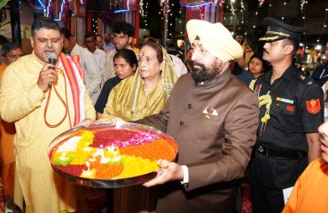 देहरादून में आराघर स्थित पंचमुखी हनुमान मंदिर में विधिवत पूजा-अर्चना करते हुए राज्यपाल।