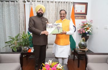 राज्यपाल से शिष्टाचार भेंट करते हुए पूर्व मुख्यमंत्री डॉ. रमेश पोखरियाल ‘निशंक’।