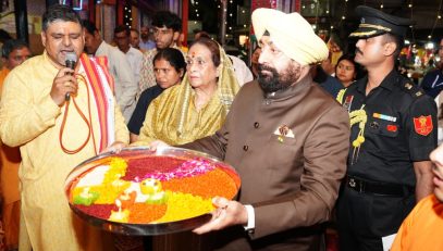 The Governor performing the rituals of worship at the Panchmukhi Hanuman Temple at Araghar in Dehradun.