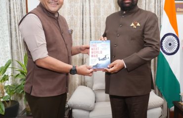 राज्यपाल से शिष्टाचार भेंट करते हुए डीजी इंटेलिजेंस श्री अभिनव कुमार।
